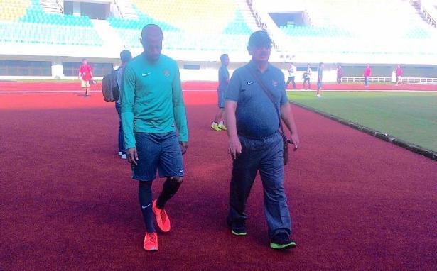 Cidera Otot Paha, Boaz Solossa Jalani Terapi Dipinggir Lapangan Bersama Dokter Timnas